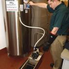 El aceite de cocina usado puede aprovecharse para fabricar un biodiésel que puede mover tu coche. Además de evitar el impacto ambiental de este residuo, se evita el uso del petróleo para fabricar este combustible. Por cada litro de aceite usa...