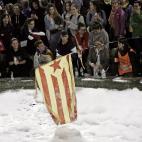 La fuente de la Plaza de España, tomada por el jabón en el acto de los CDR este martes