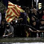 Manifestantes echan jabón al agua