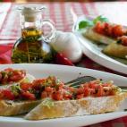 Y evita por la noche alimentos ricos en tirosina (carnes, l&aacute;cteos y otros productos proteicos) y tript&oacute;fano (huevos, legumbres y otros productos proteicos), encargados de generar dopamina y serotonina, que nos mantienen m&aacute;s ...