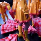 Un grupo de chicas esperan en el backstage antes de actuar en su número Cantando bajo la lluvia durante el 'Spectacular at Radio City Music Hall' en la ciudad de Nueva York.