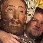 Cuando era líder de la oposición, Mariano Rajoy hizo su petición en agosto de 2010 al apóstol antes de la misa de doce en la catedral: "Ayuda para no desfallecer en nuestra tarea de hacer de la política una actividad noble al servicio del b...