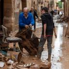 Vecinos trabajan tras el paso del temporal
