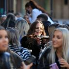 Los londinenses se han lanzado en tromba a la primera terraza que veían