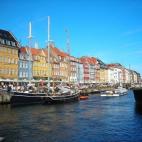 Si hubiera que elegir un lugar icónico de Copenhague (más allá de la Sirenita) ése sería el Puerto Nuevo. Sus preciosas casitas de colores, los barcos amarrados al muelle, la infinidad de terrazas donde tomar una Carlsberg o el ambiente son...