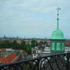 Rundetarn es un edificio clave de la ciudad por dos razones: porque por fuera es muy bonito y está unido a la iglesia de la Trinidad y porque desde dentro, justo en lo más alto, se tienen las mejores vistas de la ciudad. Eso sí, hay que subi...
