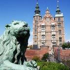 "No es grande, pero sí que es alto, y las formas sugieren el escenario de un cuento de hadas o de una obra de teatro como Hamlet", describe Roberto González, autor de la fotografía. Ver más fotos del castillo de Rosenborg