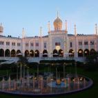 El Tivoli es mucho más que un parque de atracciones. Es un lugar para disfrutar paseando, para alucinar con las luces que se encienden al anochecer o con la cantidad de flores que nacen en primavera y verano. Es el abuelo de los parques de atra...
