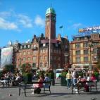 La Radhuspladsen es el punto de encuentro de Copenhague. El Ayuntamiento es el edificio más imponente de todos. De hecho, parece un castillo ubicado entre otros rincones como el hotel Palace o la estatua del obispo Absalón, fundador de la ciud...
