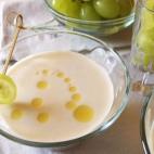 De esta tradicional receta hay dos versiones: una tradicional y otra para Thermomix. Y no te dejes enga&ntilde;ar por su nombre, lo que parece crema de ajo, en realidad es de almendras.