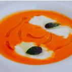 Con ingredientes como albahaca, ketchup, salsa de soja, cayena o mozzarella, esta deliciosa receta poco tiene que ver con un gazpacho al uso. Consulta en CookPad los once ingredientes necesarios.