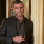 Liev Schreiber. Ray Donovan es un experto en solucionar problemas para los ricos y poderosos de Los &Aacute;ngeles, pero su familia, del sur de Boston, no deja de darle preocupaciones.