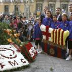 La ofrenda floral del Barcelona en el monumento a Rafael Casanova.