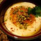 Un hummus de lo más original. Queda ideal acompañado con pan de pita, regañás o vegetales crujientes. Puedes consultar la receta en CookPad.