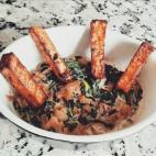 Se prepara en diez minutos, así que no hay excusa para disfrutar de este aperitivo. Espinacas, nata, leche, cebolla y ajo es todo lo que necesitas. Los pasos los tienes aquí.