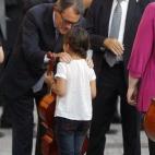 Mas saluda a una niña en el acto de la Diada.