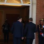 Después del posado se han metido al interior del palacio para atender a los medios (elegidos).