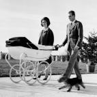 Paseando a su primera hija, la infanta Elena, por los jardines de Zarzuela.