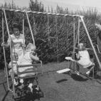 La reina Sof&iacute;a juega con la infanta Elena y el pr&iacute;ncipe Felipe, mientras que Juan Carlos est&aacute; pendiente de la infanta Cristina.