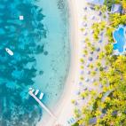 En la primera l&iacute;nea del impacto del cambio clim&aacute;tico, las islas han hecho de la sostenibilidad su m&aacute;xima prioridad, prohibiendo los pl&aacute;sticos de un solo uso y la espuma de poliestireno, y estableciendo un "corredor ve...