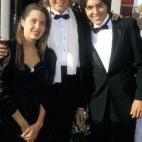 5c8a7606260000f903fe6043