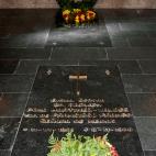 Fotografía facilitada por el Gobierno las que se ve el estado en el que ha quedado el interior del panteón familiar en el cementerio de Mingorrubio