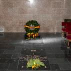 Fotografía facilitada por el Gobierno las que se ve el estado en el que ha quedado el interior del panteón familiar en el cementerio de Mingorrubio
