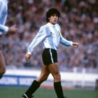 Con 20 a&ntilde;os, jugando un partido de la selecci&oacute;n argentina contra Inglaterra.