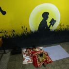 Dos niños palestinos se refugian en una escuela.