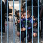 Las familias palestinas, que huyen de sus hogares con sus pertenencias y se refugian en las escuelas de la ONU.