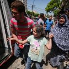 Palestinos evacuan un edificio atacado por aviones de combate israel&iacute;es que realizan ataques a&eacute;reos en varias partes de la Franja de Gaza, en la ciudad de Gaza, Gaza el 11 de mayo de 2021