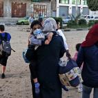 Las familias palestinas se dirigen a las oficinas de la ONU en la ciudad de Gaza por seguridad después del ataque a varios edificios.