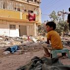 Los palestinos evalúan los daños causados ​​por un ataque aéreo israelí en la ciudad de Khan Yunis, en el sur de la Franja de Gaza