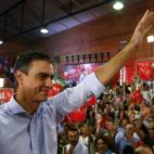 Pedro S&aacute;nchez saluda a su p&uacute;blico en Sevilla