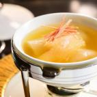 Su ingrediente principal son nidos elaborados con auténtica saliva de ave Aerodramus. Un manjar que, según los chinos, aporta innumerables beneficios para la salud e incluso aumenta la libido. Cada céntimo de los casi 100 euros que cuesta el ...