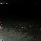 Jóvenes marroquíes cruzan la frontera a nado.
