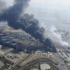 Las olas dañaron seriamente los sistemas de refrigeración de la central nuclear de Fukushima, de la que emanaron líquidos radiactivos que contaminaron los alrededores de la planta.