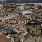Japón comenzó hace algo más de un año la construcción de una gigantesca muralla para protegerse ante un eventual tsunami. Estará hecha de cemento, tendrá una altura de 12,5 metros y 400 kilómetros de largo.