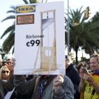 Uno de los carteles que se ha visto en varias ocasiones en las protestas contra la visita real