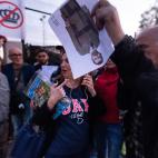 Independentistas bloquean el paso y acosan a invitados al acto del rey