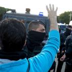 Un manifestante protesta frente a los agentes