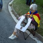 Una mujer sostiene una imagen del rey boca abajo