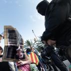 Más manifestantes sujetan imágenes boca abajo del rey Felipe VI