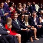 Los reyes, Felipe VI, y do&ntilde;a Letizia, la princesa Leonor y la infanta Sof&iacute;a, acompa&ntilde;ados de entre otras autoridades, del presidente del Senado, Manuel Cruz y de la vicepresidenta Carmen Calvo