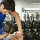 Hacer siempre lo mismo y trabajar los mismos músculos. De esta forma entraremos en una zona de confort: los ejercicios no nos costarán ni tampoco nos resultarán eficaces. "Hay que sorprender al músculo, intercalar intensidades, tiempos de de...