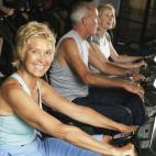 Siempre hay que tener presente que la construcción de masa muscular y la pérdida de grasa se consiguen cuando el entrenamiento es un desafío. Por eso, usar una máquina que nos resulte fácil no dará grandes resultados.