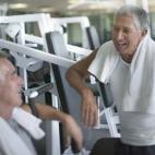 Extender el tiempo de descanso puede echar por tierra nuestro trabajo. Lo aconsejable es reposar de 30 a 60 segundos entre serie y serie. "Es orientativo, los descansos deben ir en función de lo que marque el pulsómetro. Se trata de retomar la...