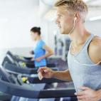 No por estar una hora en la cinta adelgazarás más. Para bajar de peso lo mejor es un entrenamiento cruzado. "En la actualidad son muchos los estudios que han demostrado la mayor eficacia de combinar pesas con ejercicios cardiovasculares", expl...