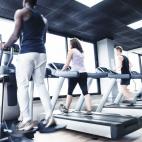 Una cosa es correr durante 10-15 minutos y otra es querer preparar una carrera en la cinta del gimnasio. Esto puede producir lesiones con más facilidad, porque no reproduce el gesto natural de la carrera y aumenta el impacto en nuestras articul...