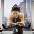 Si quieres que el ejercicio sea efectivo tienes que centrarte, y no lo conseguirás si pedaleas mientras lees esa novela que tanto te apasiona o sigues un partido en la tele. "Yo entiendo que si estás concentrado en una cosa no puedes estarlo e...